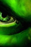 Зеленые глаза на черном фоне