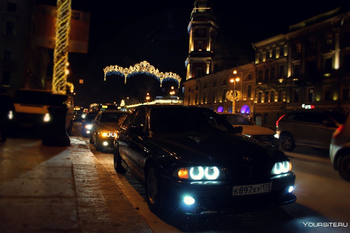 БМВ е36 фары светят ночью .