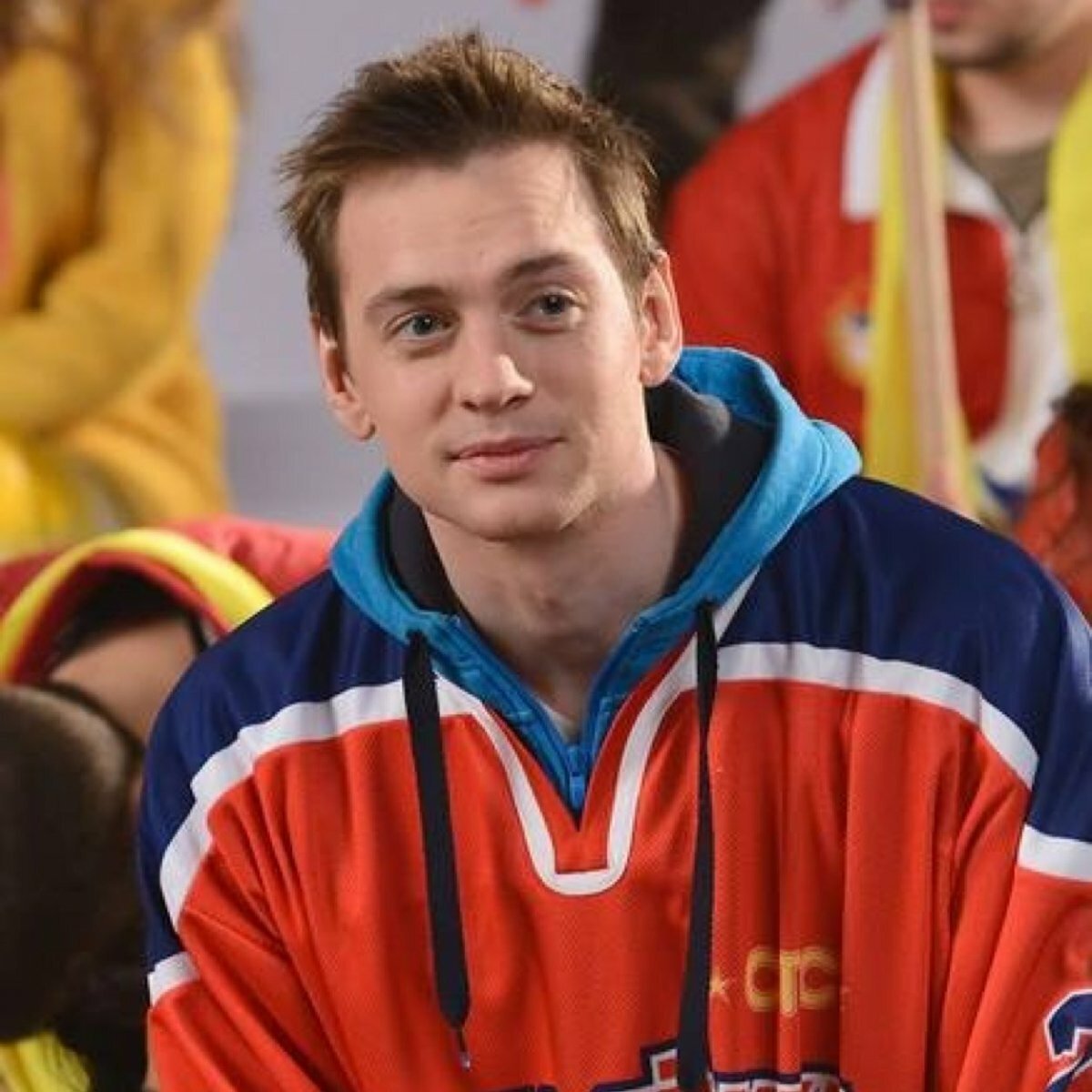 Молодежка на белом фоне