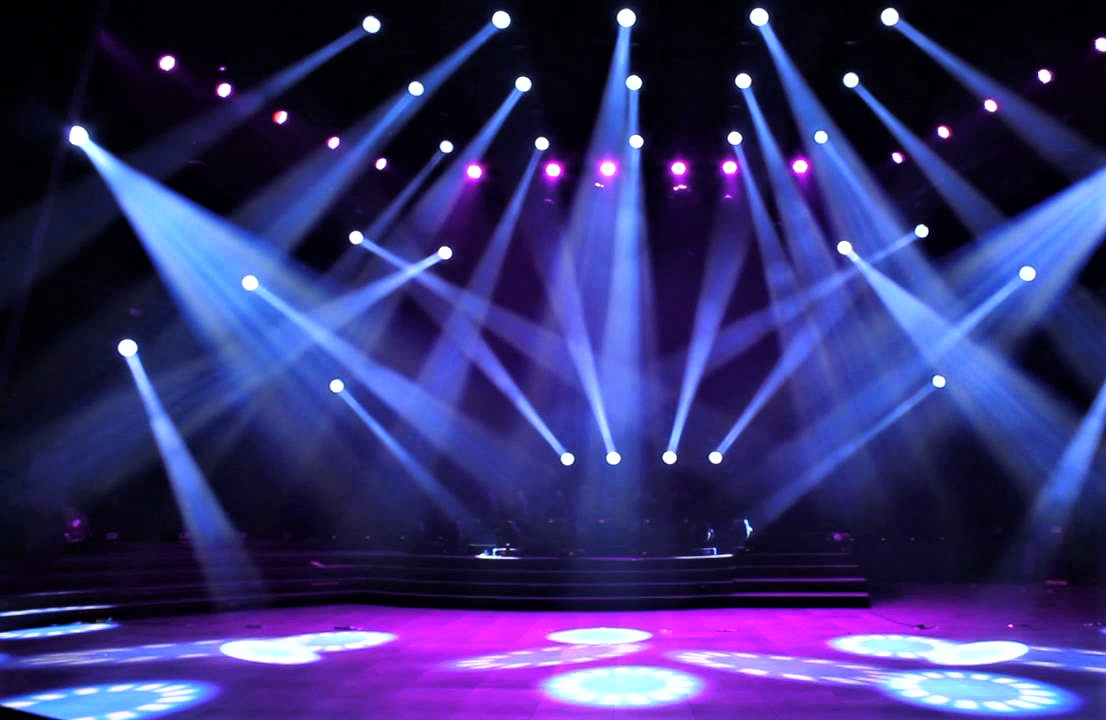 Чёрная сцена с прожекторами