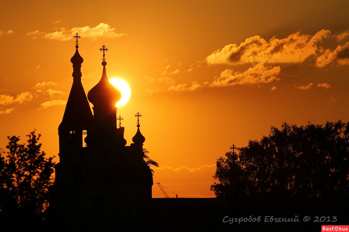 Церковь на закате