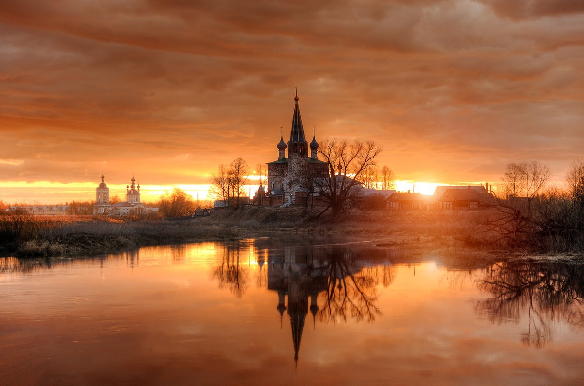 Церковь на закате