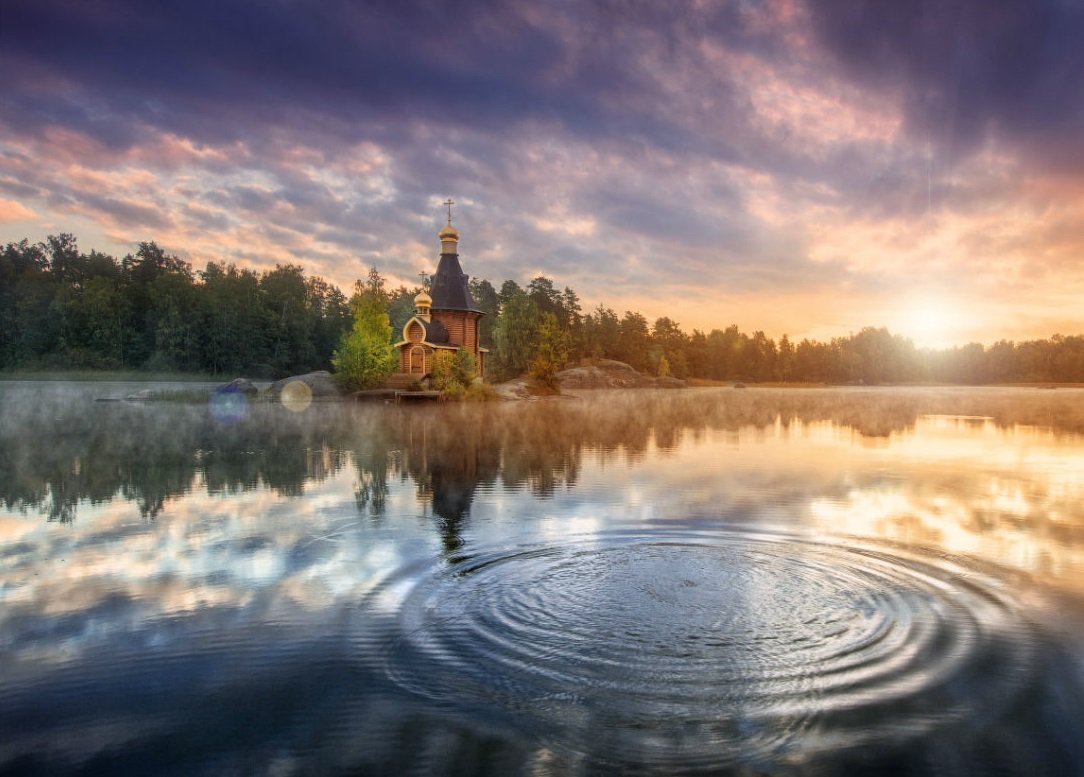 Церковь на фоне заката