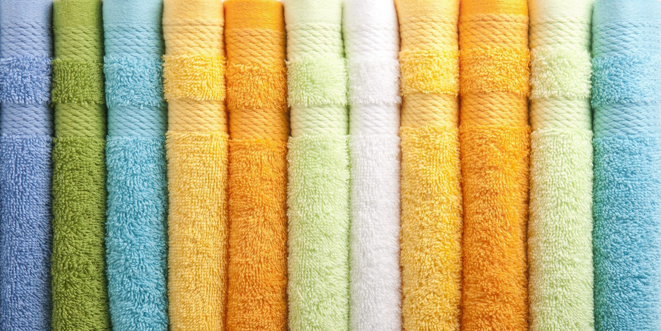 Сдать полотенца. Полотенце. Банное полотенце. Стопка махровых полотенец. Полотенце/разноцветное.