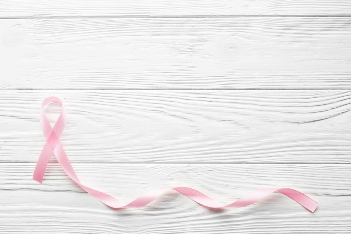 Цветы на столе сверху