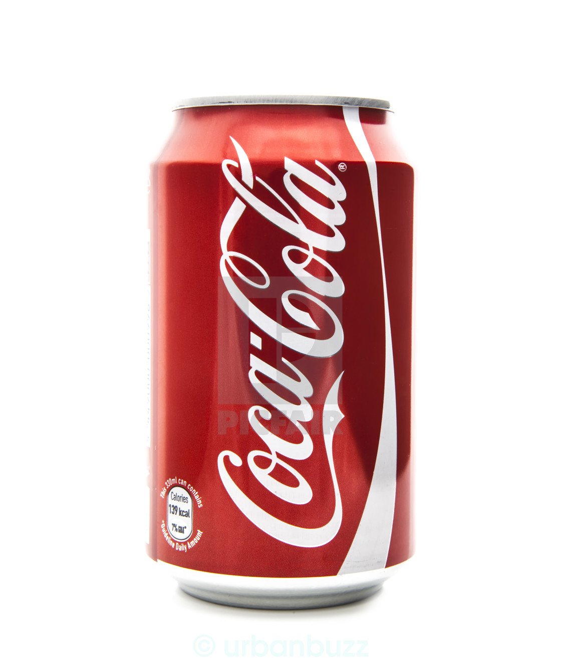 Кока кола банка на белом фоне