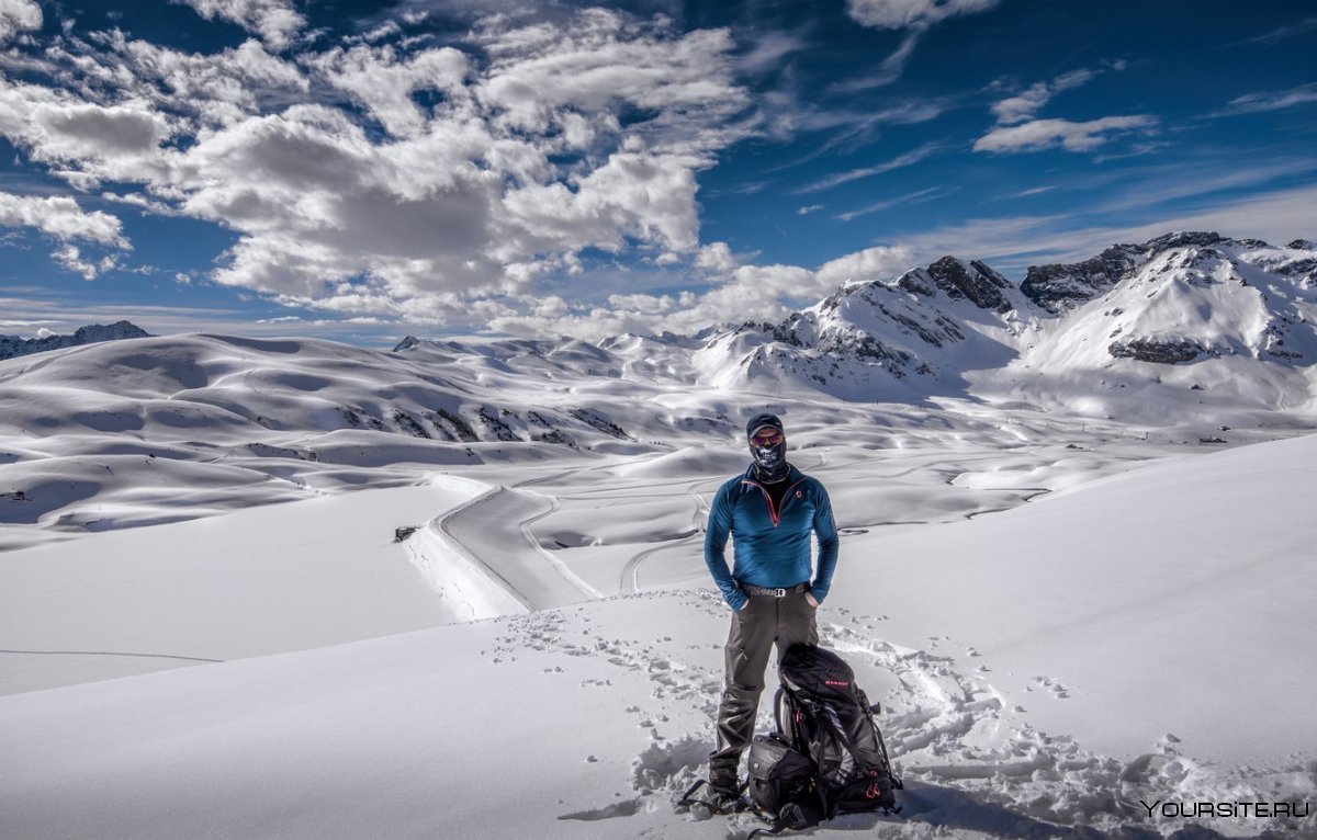 Мужчина в горах зимой