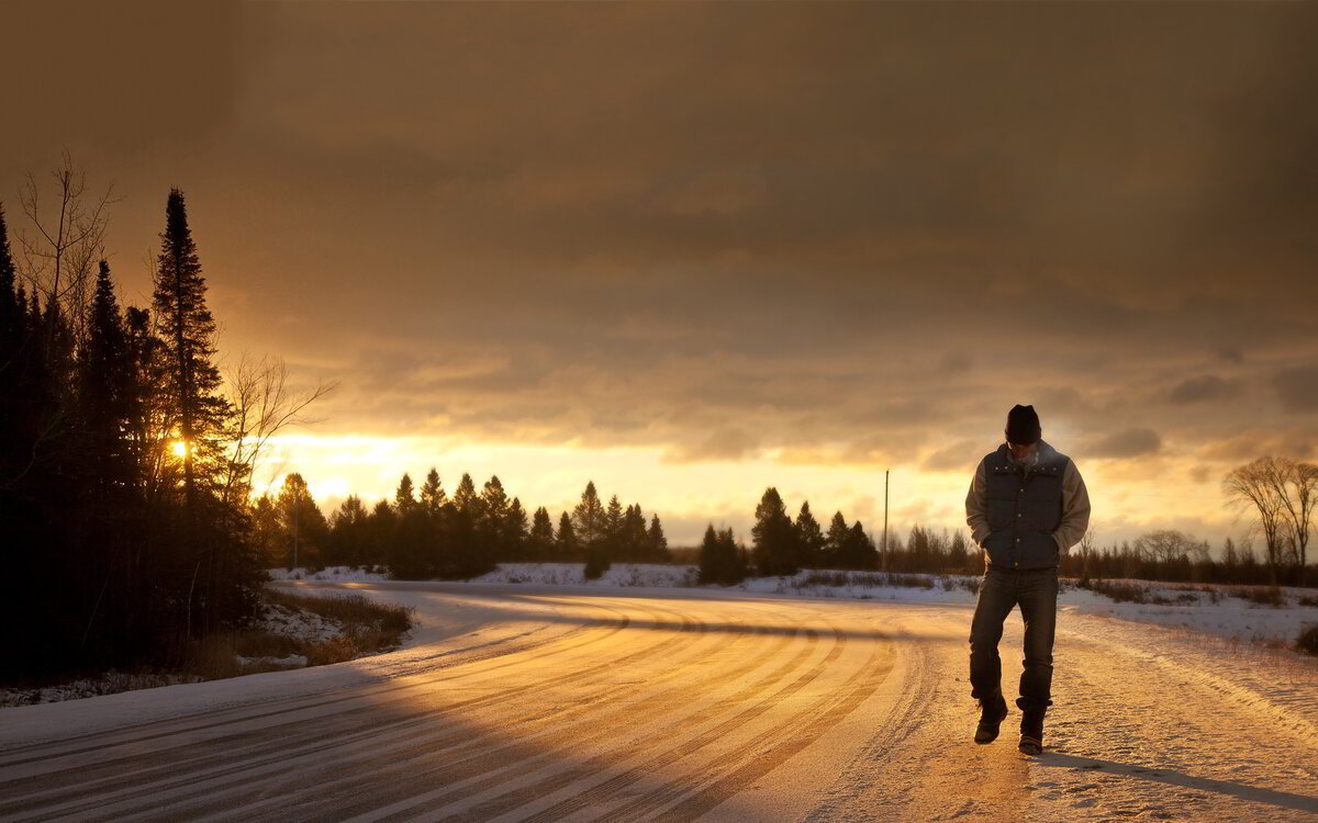 Одинокий человек на дороге