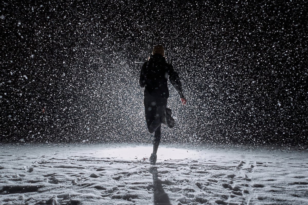 Девушка зимой в профиль