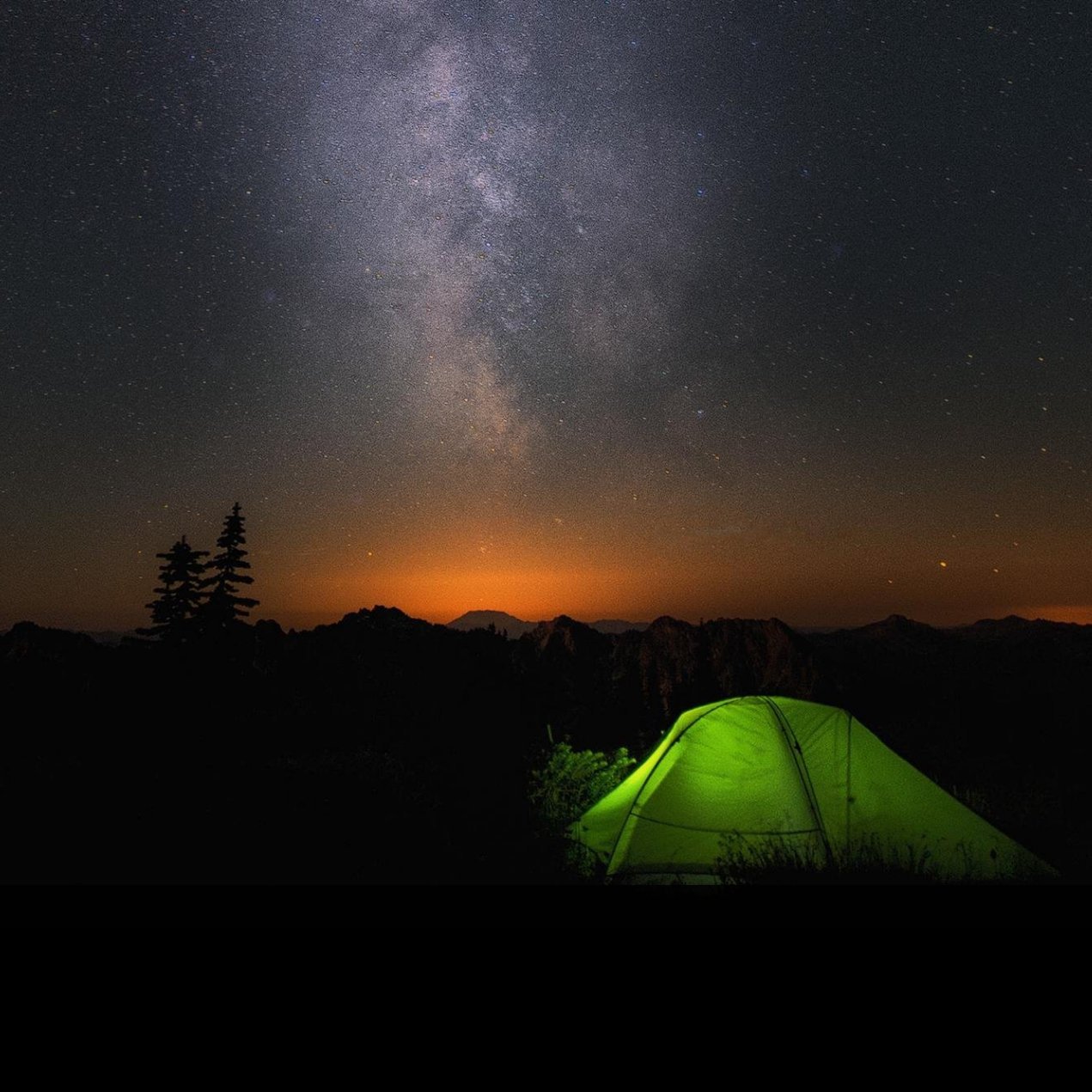 Темнота в палатке. Палатка ночью. Палатка зеленая. Звездное небо и палатка. Палатка под небом.