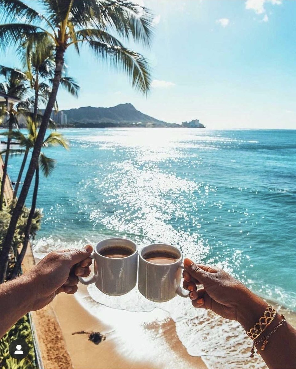 Чашка кофе с видом на море