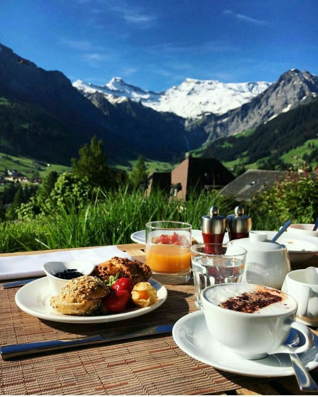Завтрак с красивым видом на горы