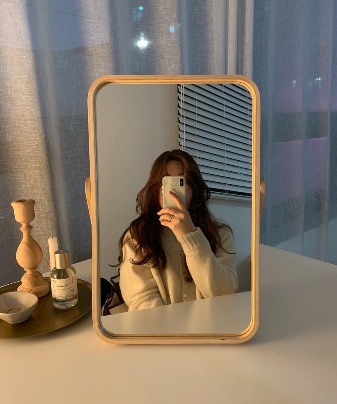 фото девушки селфи в зеркало