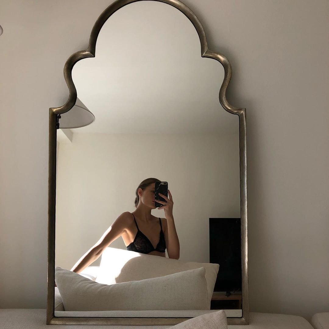 Девушка в зеркале Эстетика