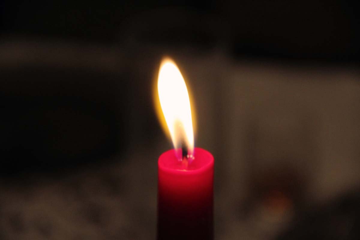 Красная горящая свеча