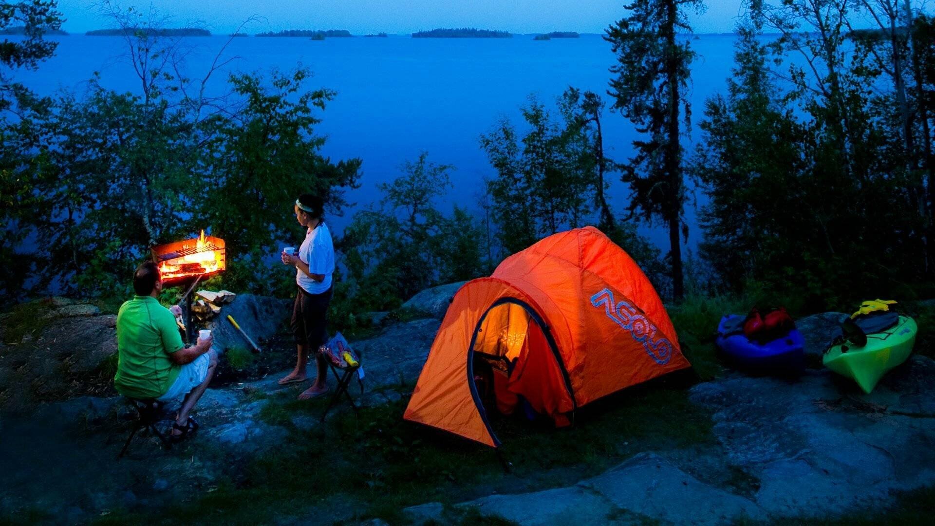 Русское в палатке на природе. Палаточный лагерь Camp 2050. Палатка на природе. Поход с палатками. Туристическая палатка на природе.
