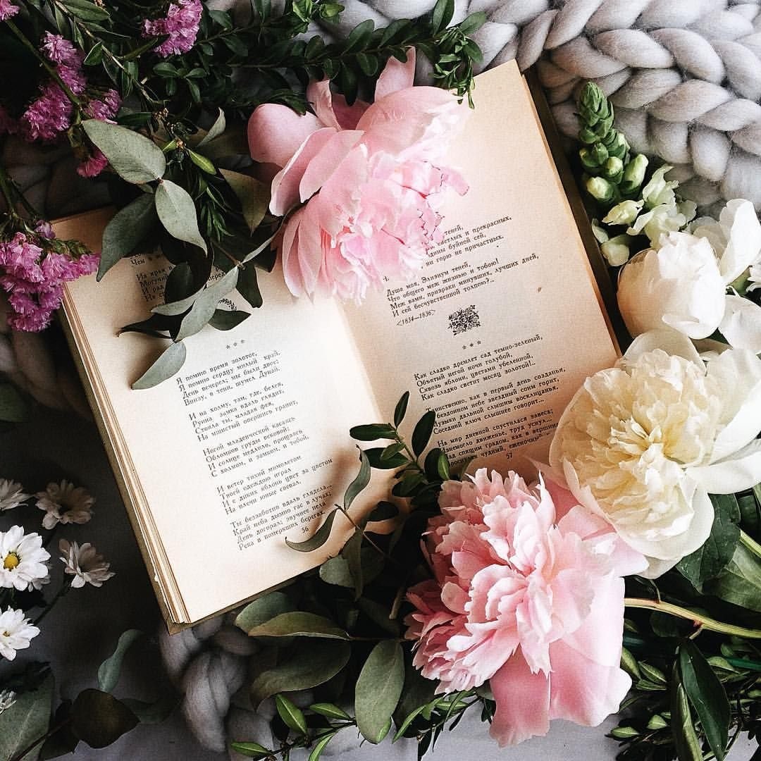 Книга с цветами