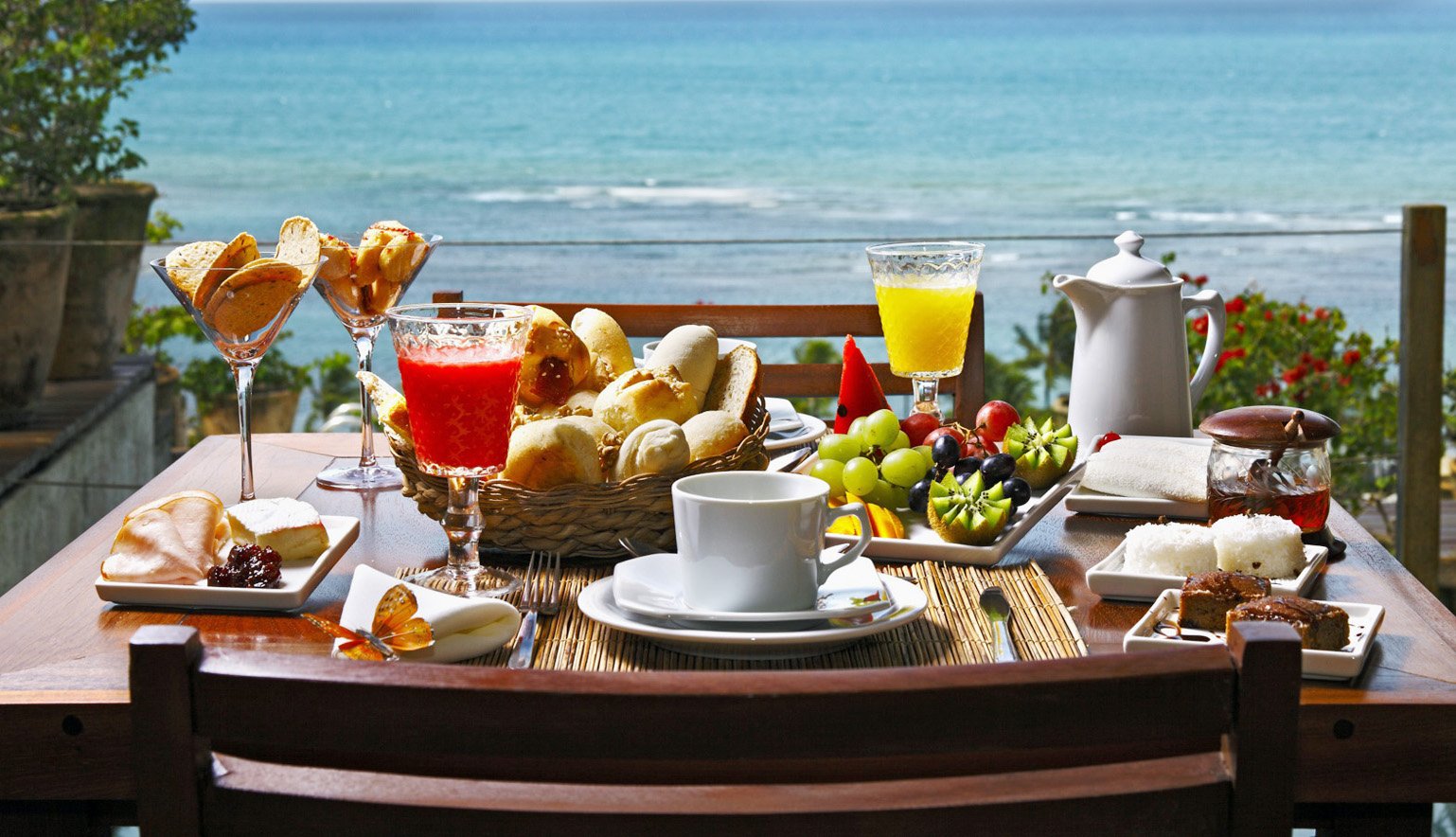 Беречь завтрак. Завтрак у моря. Роскошный завтрак. Утро море завтрак. Столик у моря.