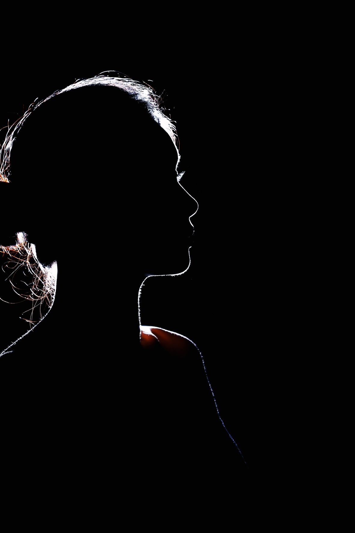 Женский силуэт на темном фоне