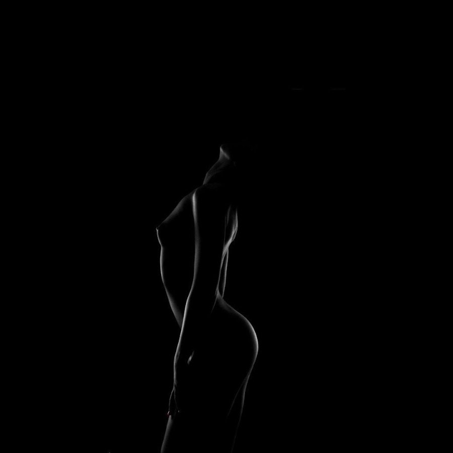 Тела женщины в темном фоне