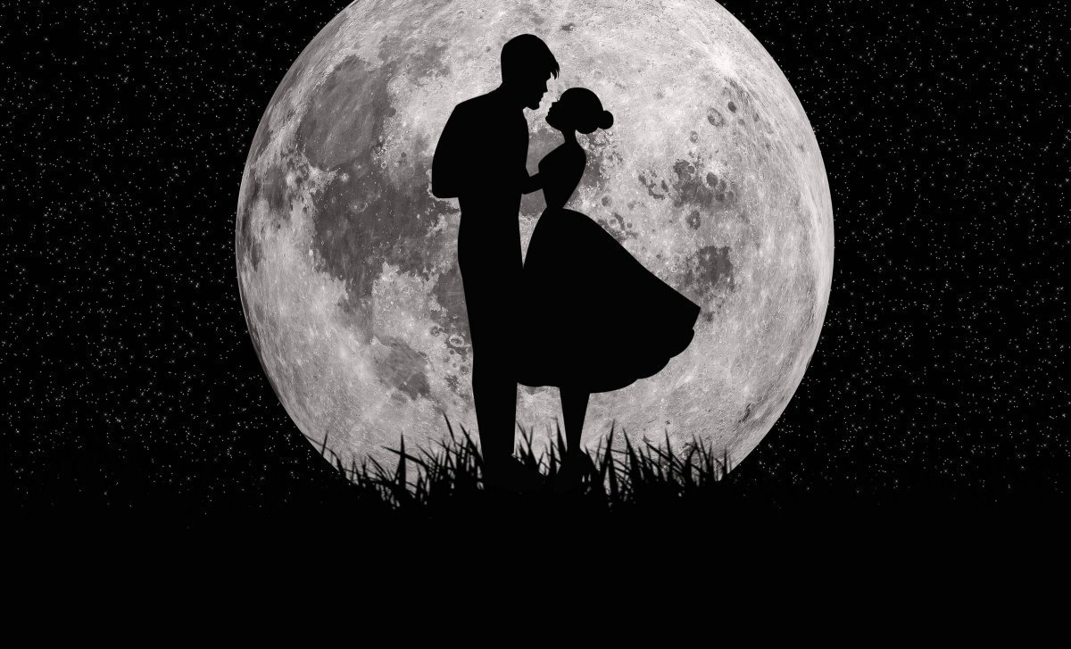 Силуэт на фоне Луны