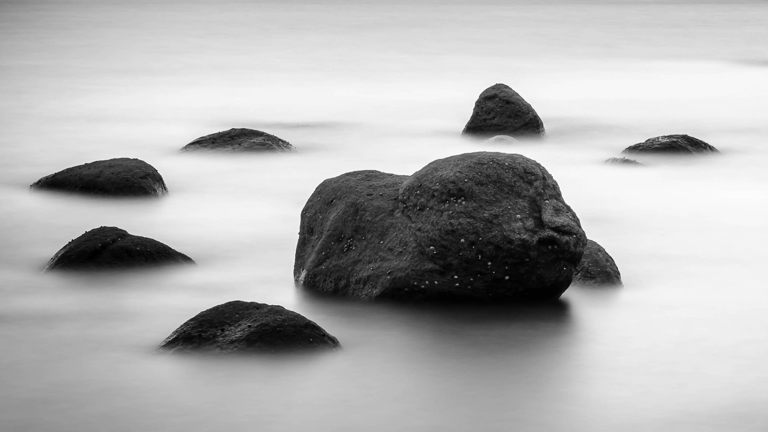 Черный камень черной воде. Черно белый камень. Скалы черно белые. Камни на берегу. Черная cкала.