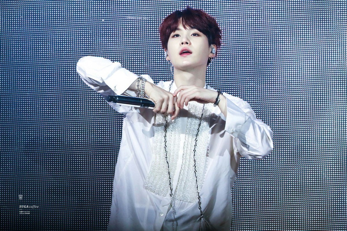 БТС Шуга фон