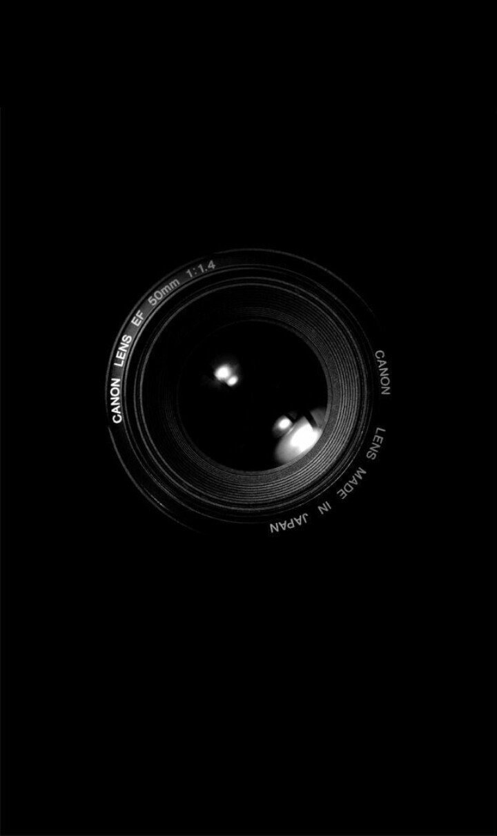 Фотокамера на черном фоне