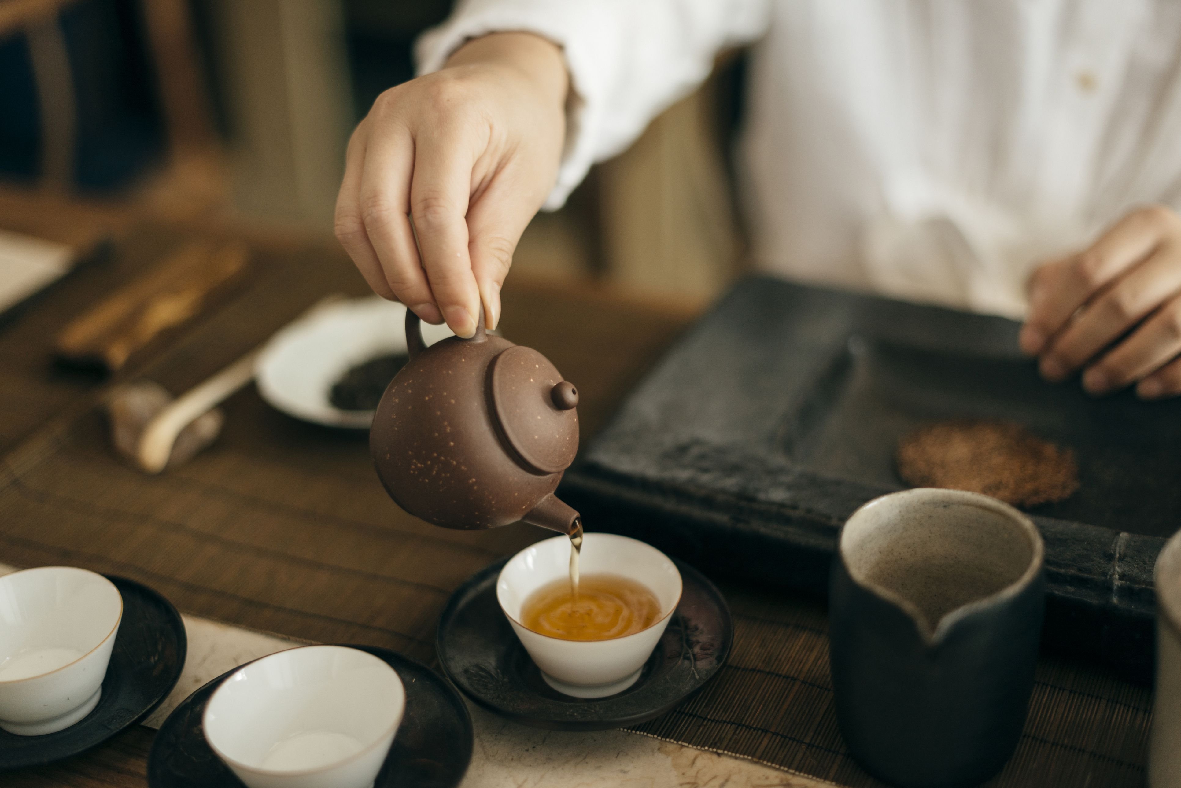 Урок чаепитие. Чайная церемония в Японии заварка чая. Китайская чайная церемония. Китайское чаепитие. Чайные традиции Китая.