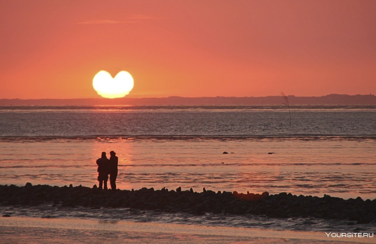 Романтичный закат на море