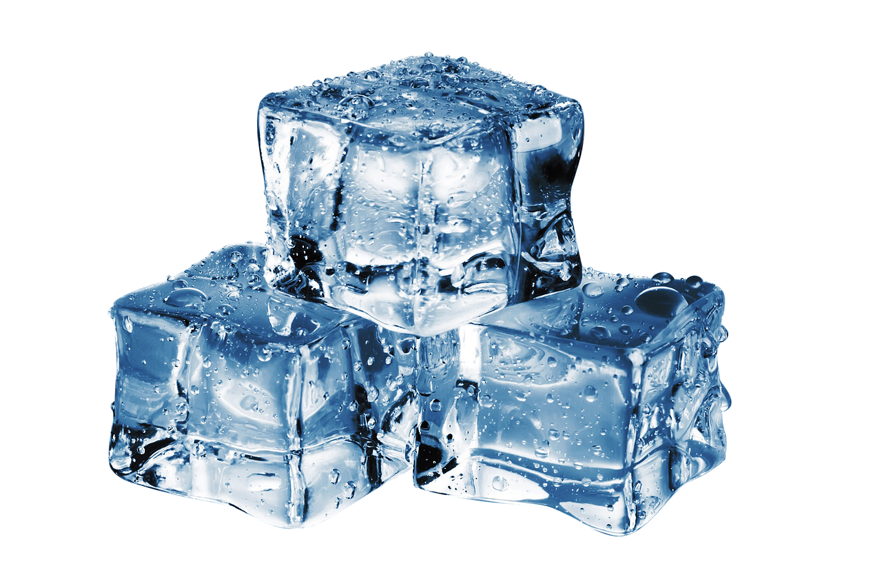 Как сделать кусочки льда. Кубики льда. Лед. Вид замороженной воды. Чан со льдом.