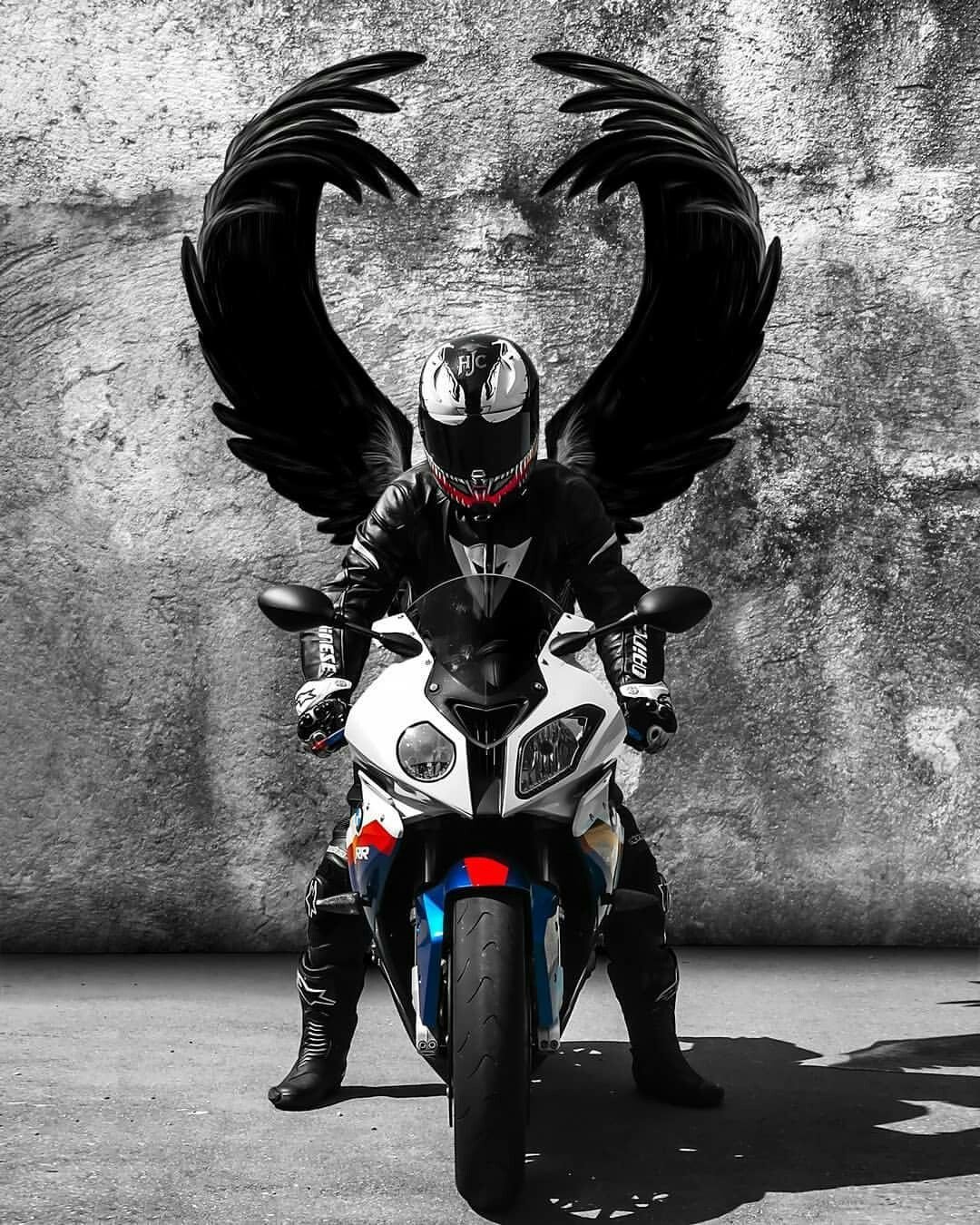 Мотоцикл на темном фоне