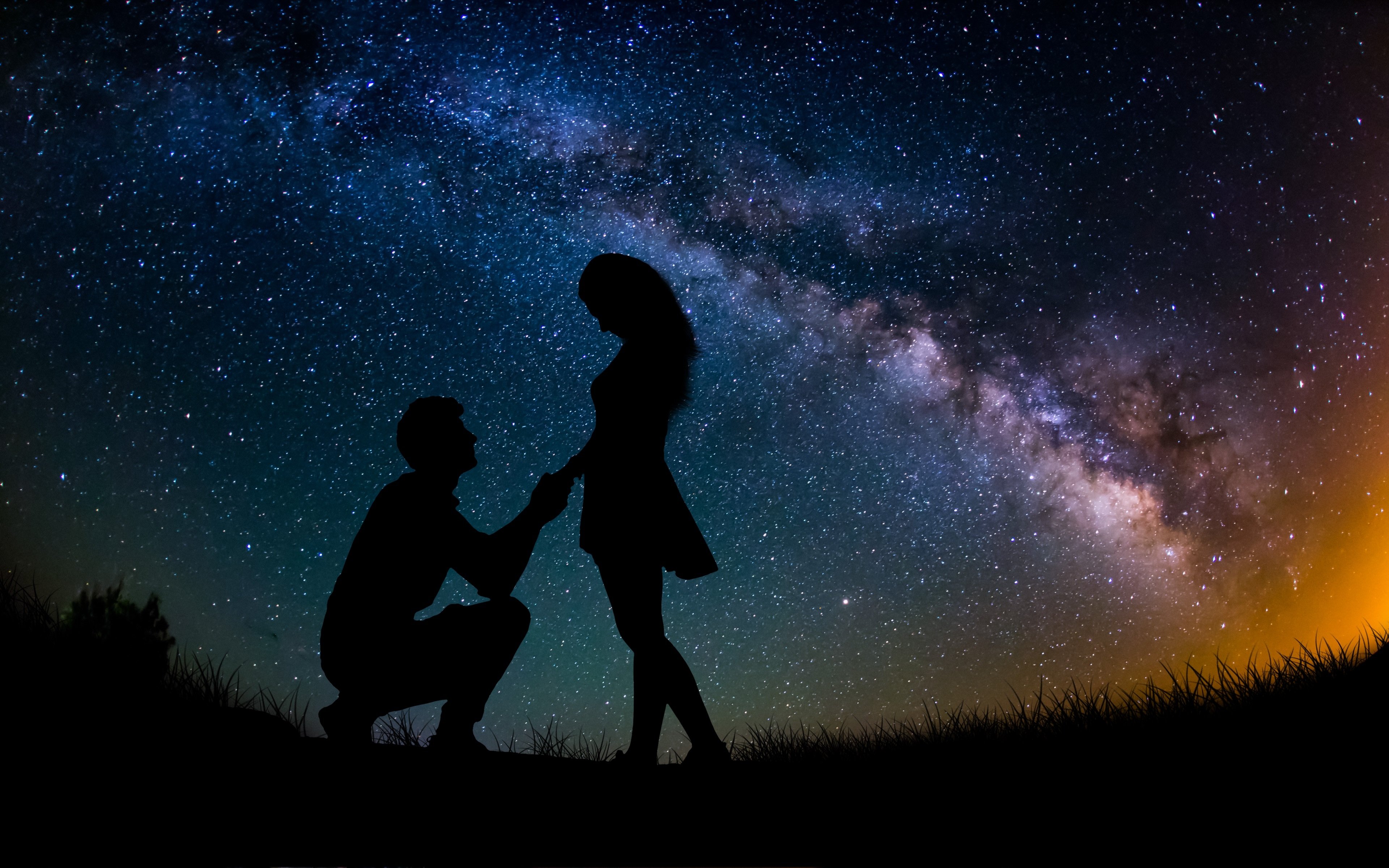 День и ночь встречаются. Пара на фоне звездного неба. Двое под звездами. Ночь любви. Пара на фоне ночного неба.