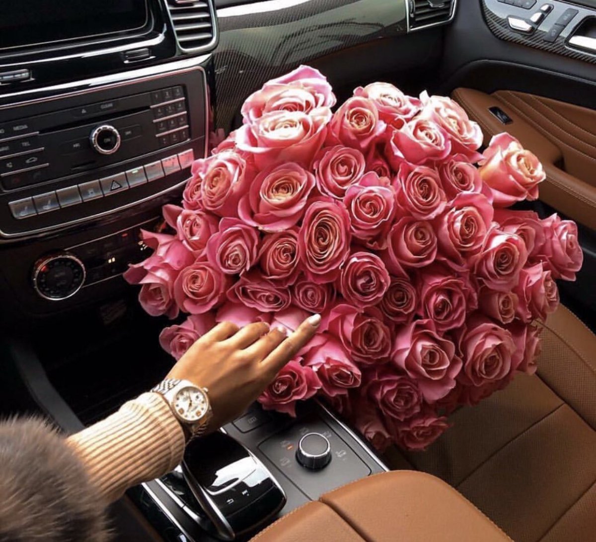 Тюльпаны в машине