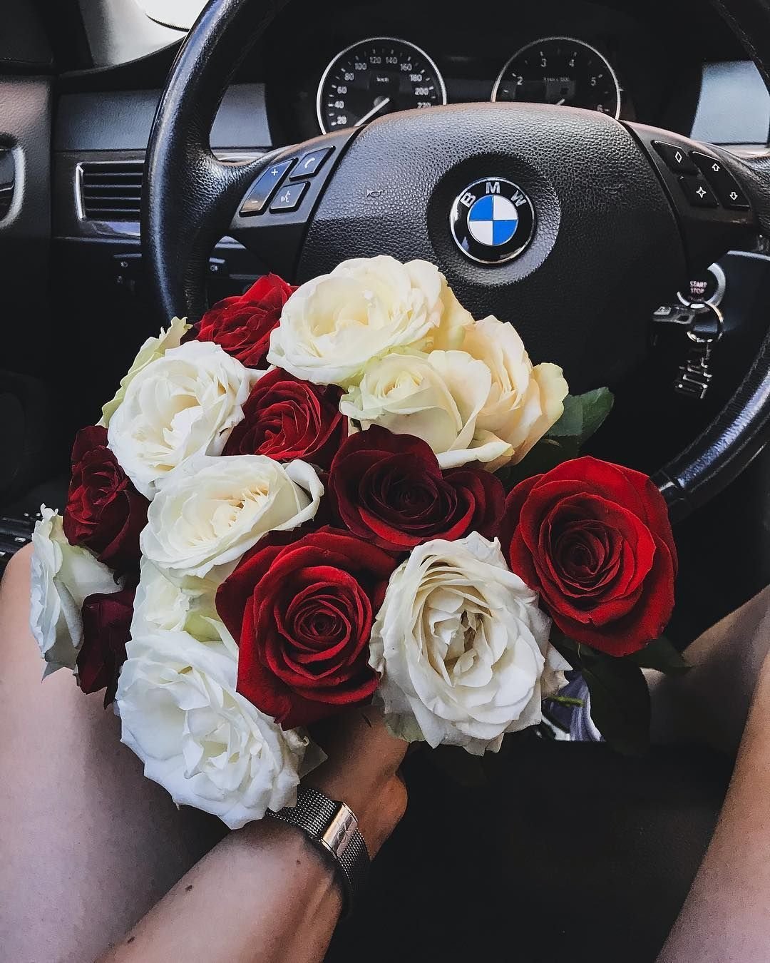 Машины на обои розы