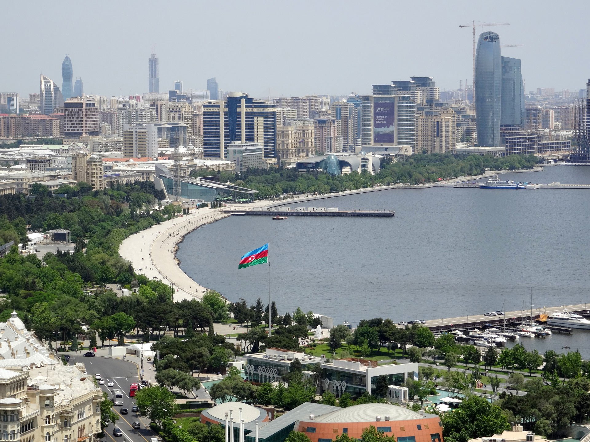 Сесть в баку. Набережная Баку 2022. Набережная Баку 2023. Баку панорама. Баку 2000 год.