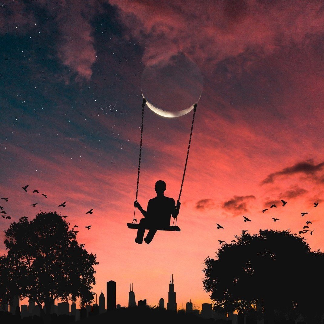 Парень на качелях