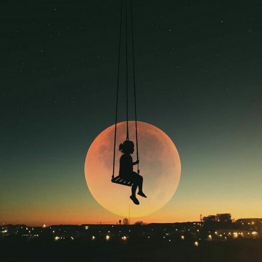 Силуэт на фоне Луны