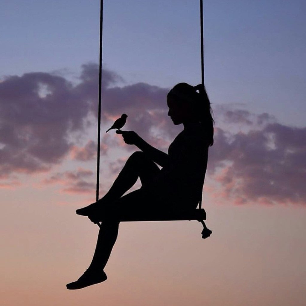 Качели на берегу моря