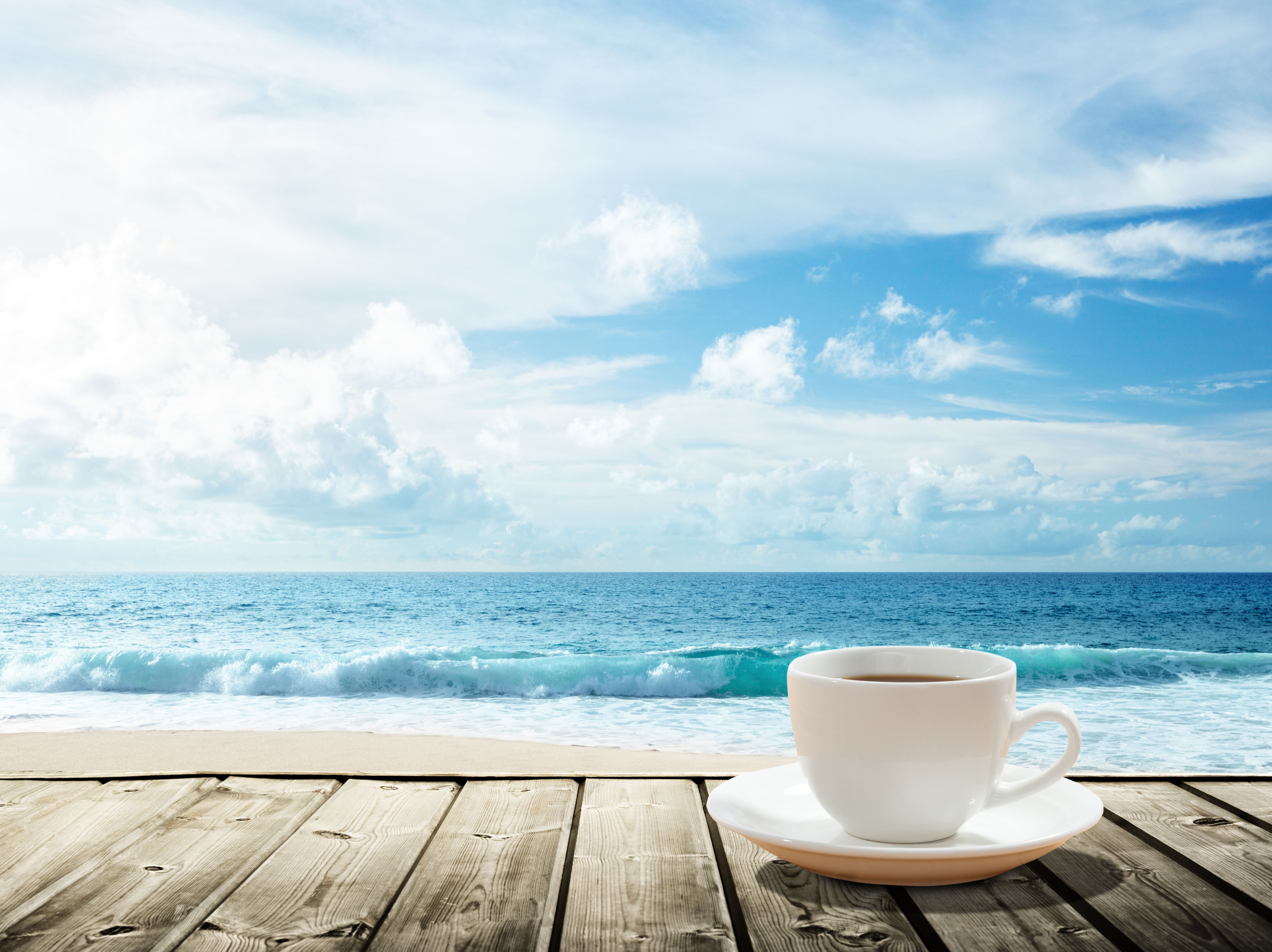 Чашка кофе вид сбоку фон с море