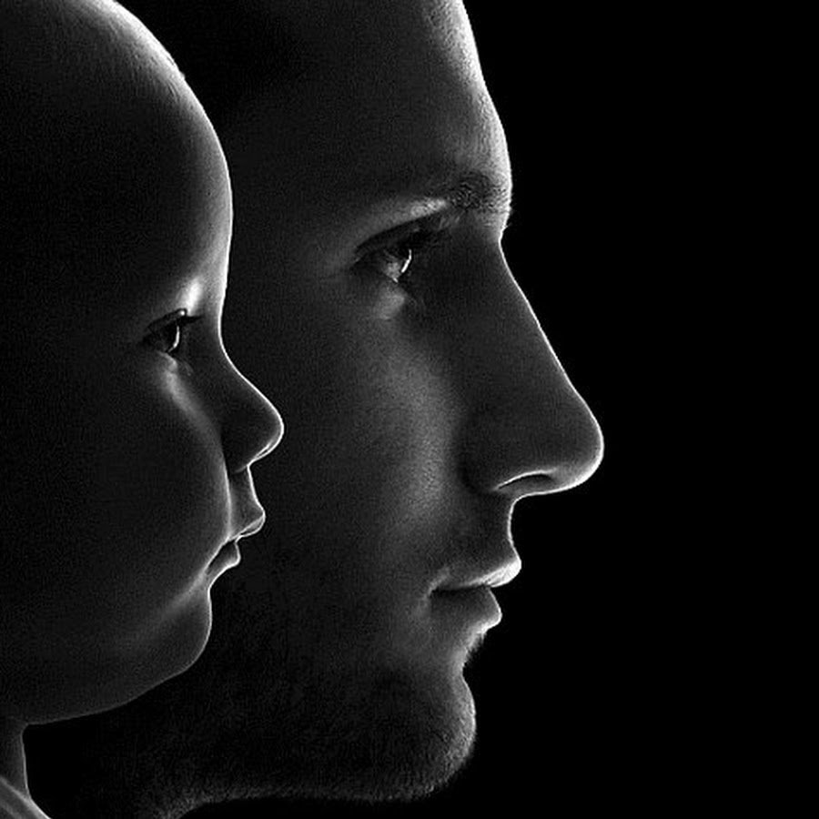 Семейный портрет на черном фоне