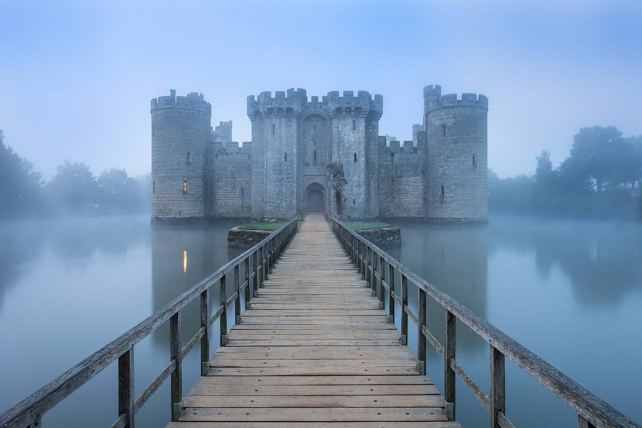 Окружение крепости. Замок Бодиам. Замок Бодиам, Великобритания. Замок «Грайч», Уэльс. Замки Англии в тумане.