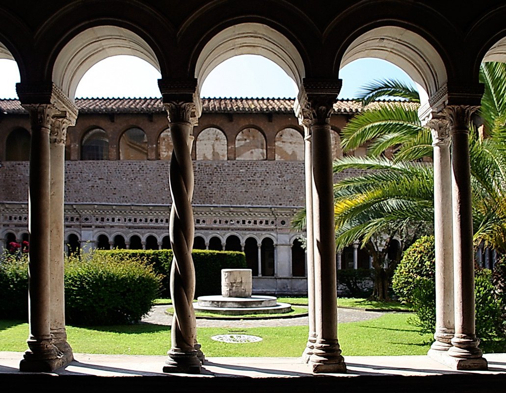 Палаццо с арками в Италии