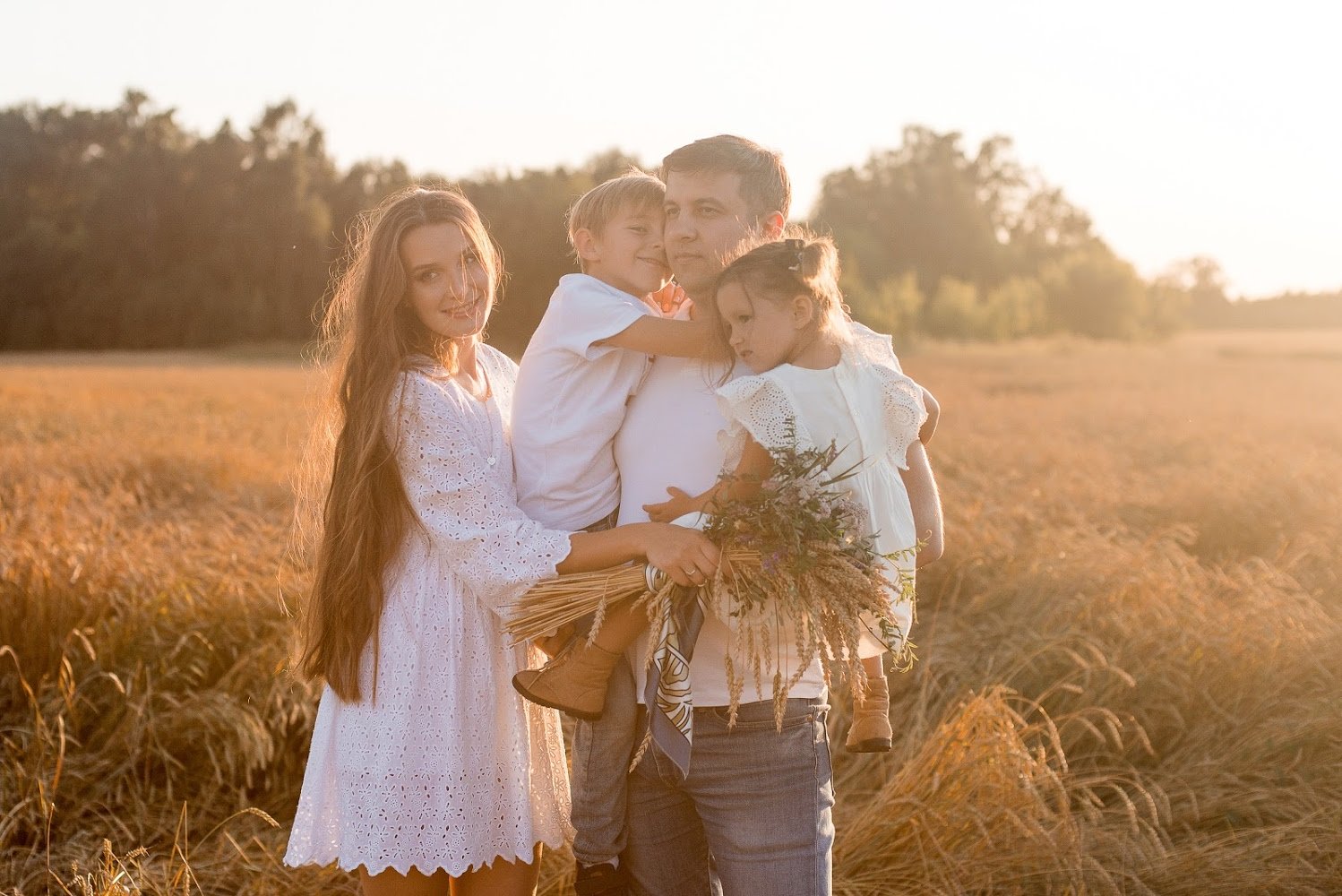 Семейная фотосессия в поле пшеницы