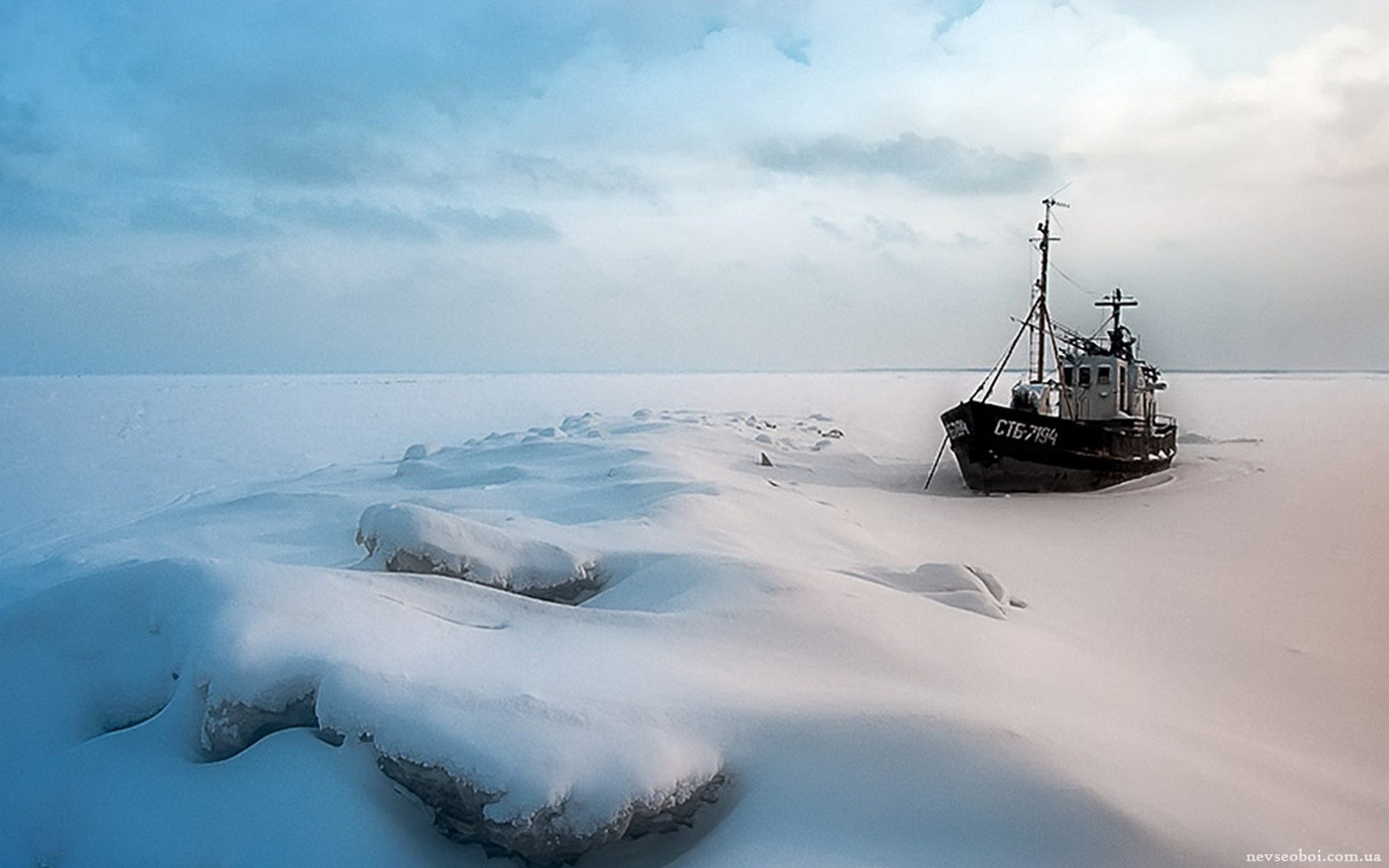 Корабль северный океан. Охотское море зима. Корабль во льдах. Парусный корабль во льдах. Корабль зимой.