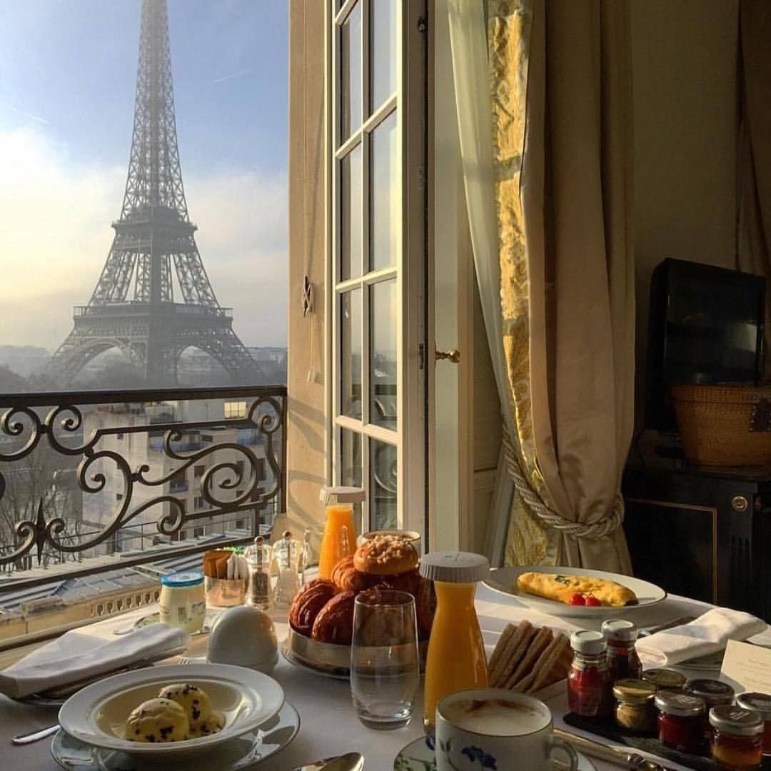 Балкон в Париже с видом на Эйфелеву башню