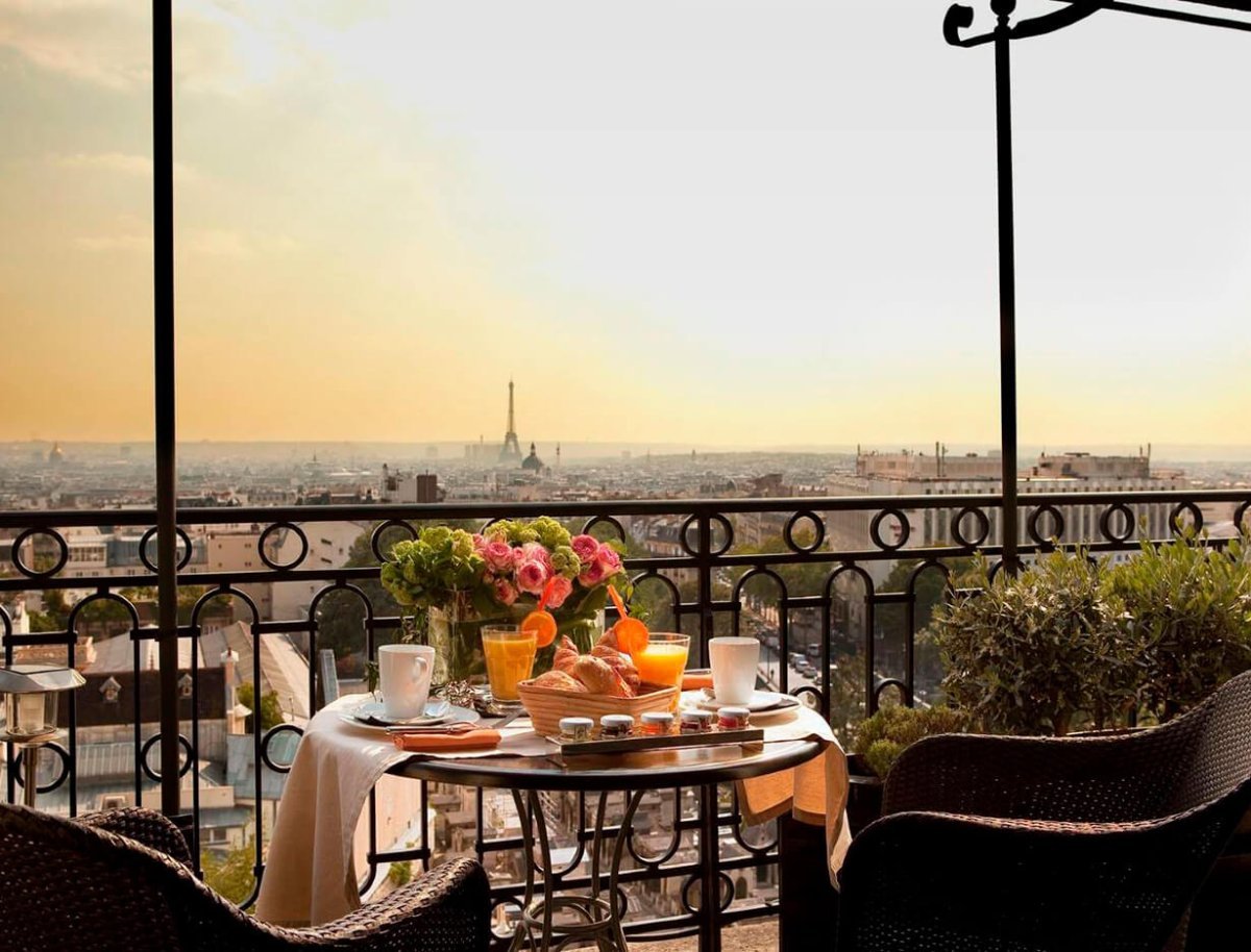 Париж улочка Эйфелева башня