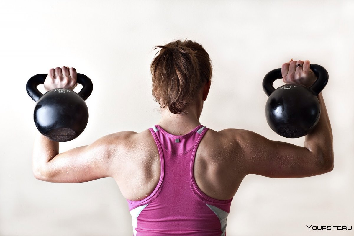 Поднимает гантели