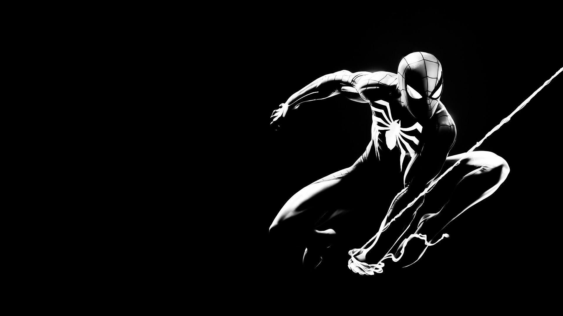 Человек паук на черном фоне