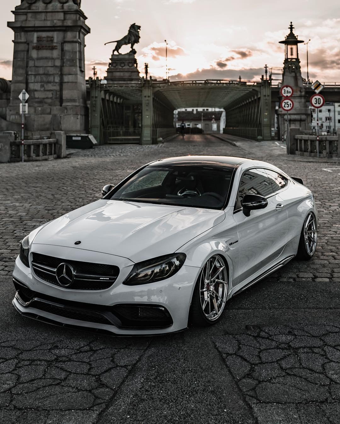 Машина Мерседес АМГ 63